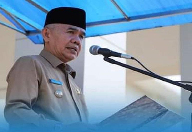 Bupati Kerinci, Adirozal bertindak selaku Pembina Upacara pada Peringatan HUT Perumda Air Minun Tirta Sakti ke 32 tahun 2022 di Lapangan Kantor Bupati Bukit tengah, Senin (03/10).