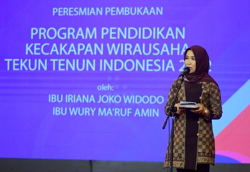 Ketua Dewan Kerajinan Nasional Daerah (Dekranasda) Provinsi Jambi, Hesnidar Haris (Hesti) mendampingi Ibu Negara Iriana Joko Widodo dan Ibu Nury Ma'ruf Amin saat meresmikan Pembukaan Program Pendidikan Kecakapan Wirausaha Tekun Tenun Indonesia 2022, di Auditorium Rumah Dinas Gubernur Jambi, Kamis (20/10).