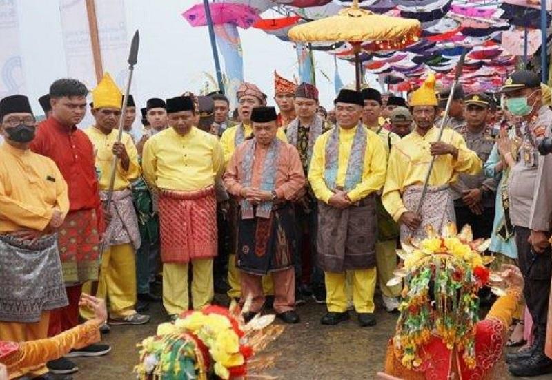 Gubernur Jambi, Al Haris menghadiri acara Kenduri Lawang   Swarnabhumi Rangkaian Kegiatan Kenduri Swarnabhumi dan mengapresiasi   Kementerian Pendidikan Kebudayaan Riset dan Teknologi melalui Direktorat   Jendral (Dirjen) Kebudayaan yang telah memperkenalkan budaya negeri Jambi, di   Kampung Laut Kecamatan Kuala Jambi Kabupaten Tanjung Jabung Timur, Senin   (19/09).