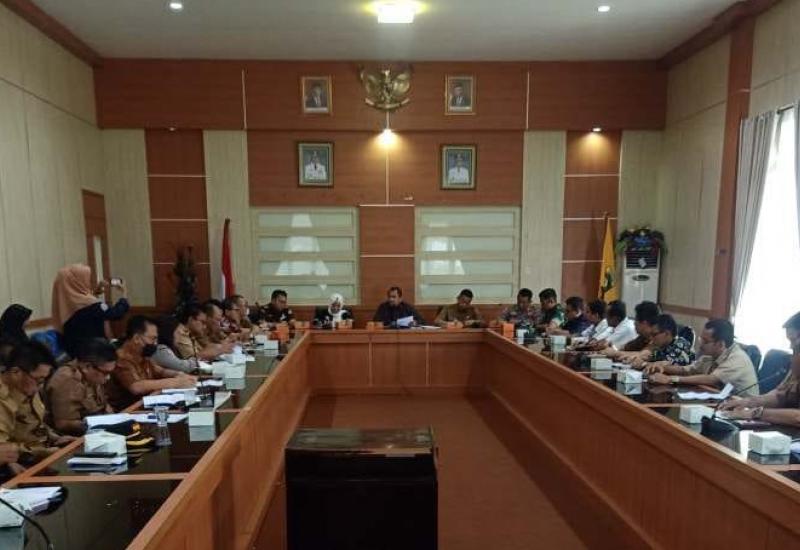 Bupati Kabupaten Bungo, H. Mashuri menggelar rapat koordinasi (Rakor)       bersama unsur  forkopimda dan para Kepala OPD serta para camat se-Kabupaten   Bungo untuk mengatasi tingginya Inflasi  di Kabupaten Bungo di ruang rapat   utama Bupati, Selasa (27/09).