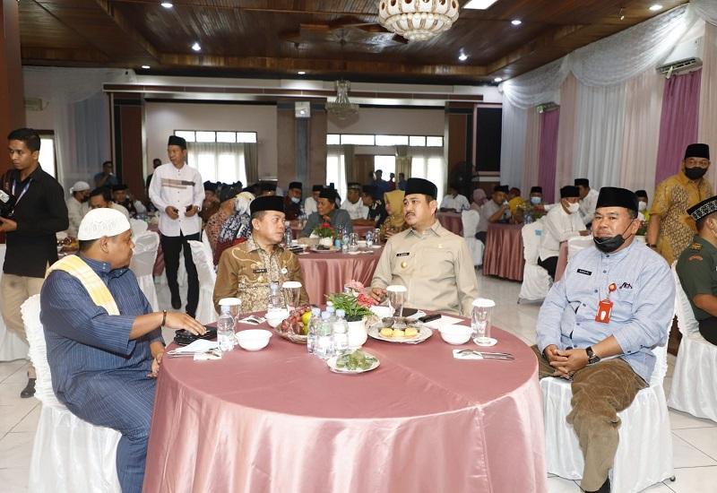 Bupati Kabupaten Bungo H. Mashuri menyambut kedatangan Gubernur   Jambi, Al Haris dalam Rangka Halal bi Halal Pemerintah Kabupaten Bungo di   Wisma Alisudin Rumah Dinas Bupati Bungo, Kamis (19/5).