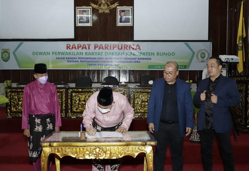 Bupati Kabupaten Bungo, H. Mashuri mengahdiri Rapat Paripurna Dewan Perwakilan   Rakyat Daerah Kabupaten Bungo dalam rangka penyampaian Kata akhir Fraksi Terhadap   Ranperda Tentang Pertanggungjawaban Pelaksanaan APBD tahun anggaran 2021, Jumat   (01/08).