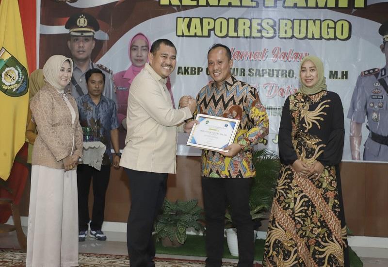 Bupati Kabupaten Bungo H. Mashuri menggelar pisah sambut Kapolres   Bungo AKBP Wahyu Istanto Bram Widarso dengan pejabat lama AKBP Guntur Saputro   di Wisma Alisudin, Rumah Dinas Bupati Bungo, Kamis (07/07). 