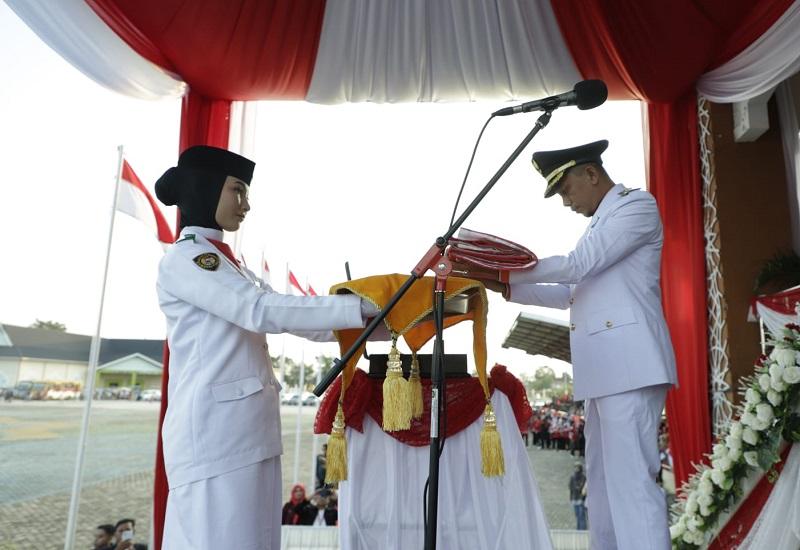 Wakil Bupati (Wabup) Kabupaten Bungo H. Safrudin Dwi Aprianto bertindak   sebagai Inspektur Upacara (Irup) penurunan Bendera Merah Putih dalam rangka Peringatan   HUT Kemerdekaan ke-77 RI di Halaman MTQ Baru Kabupaten Bungo, Rabu (17/08). 