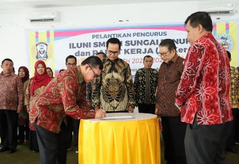 Walikota Ahmadi Zubir mengukuhkan secara resmi pengurus Iluni SMP Negeri 1 periode Tahun 2022-2025 dan sekaligus membuka Rakerda Iluni SMPN 1 Sungai Penuh, Kamis (22/12).