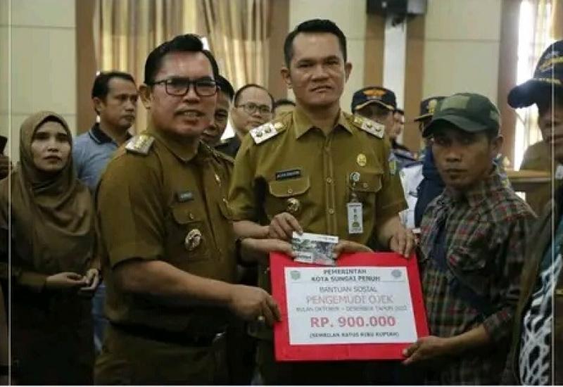Pemkot Sungai Penuh Serahkan Bantuan Sosial UMKM dan Ojek