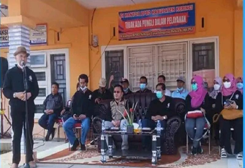 Acara tersebut dihadiri Bupati Kerinci, Adirozal, Ketua DPRD, Ketua Pengadilan Negeri dan Pengadilan Agama Sungai Penuh, Sekretaris Daerah Zainal Efendi, Pejabat Struktural dan Fungsional Pemkab Kerinci, Ketua Ikatan Dokter Indonesia Wilayah Jambi, Ketua dan Pengurus Ikatan Dokter Indonesia Cabang Kerinci Sungai Penuh. 