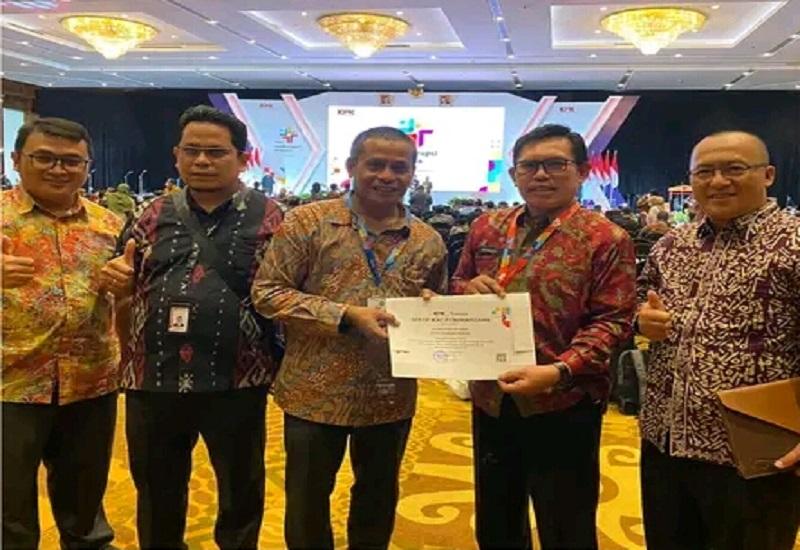 Walikota Sungai Penuh, Ahmadi Zubir menerima penghargaan dari Komisi Pemberantasan Korupsi Ripublik Indonesia (KPK RI) dengan tema "Indonesia Pulih, Bersatu Berantas Korupsi" dalam hal Capaian Peningkatan Indeks Pencegahan Korupsi Tertinggi Tahun 2021 Kategori Pemerintah Kota di Hotel Bidakara, Jakarta Selatan, Jumat (9/12).