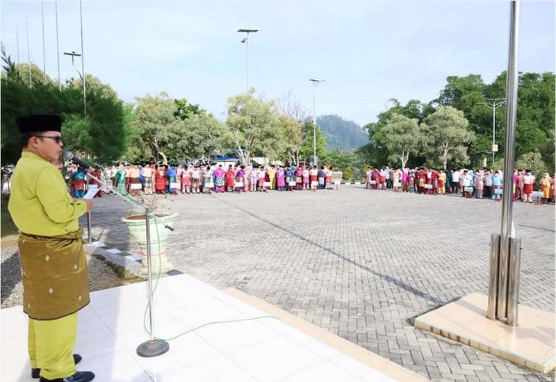 Walikota  Sungai Penuh, Ahmadi Zubir pimpin apel kerja pertama Aparatur Sipil Negara (ASN) lingkup Pemerintah Kota Sungai Penuh di awal Tahun 2023, sekaligus peringatan HUT Provinsi Jambi ke 66 Tahun 2023 di halaman kantor Waliota Sungai Penuh, Senin (2/1). 