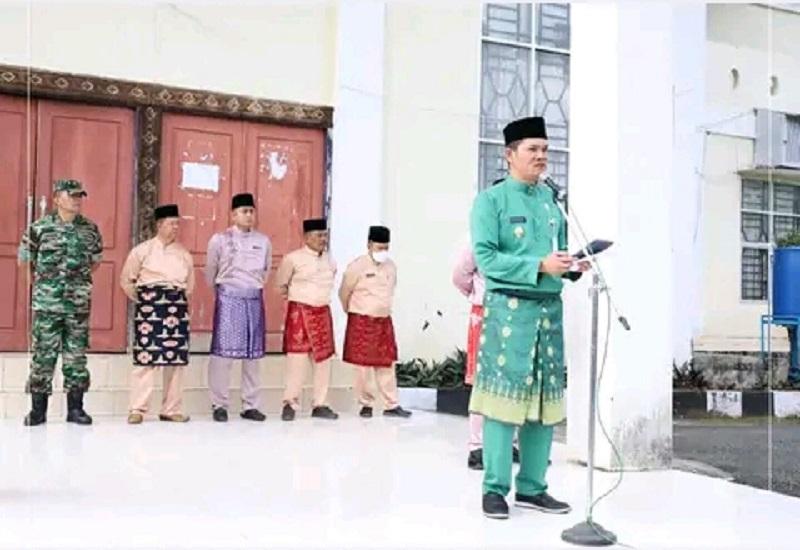 Pemerintah Kota Sungai Penuh menggelar upacara peringatan Hari Ulang Tahun (HUT) Provinsi Jambi ke-66 Tahun 2023 yang dipimipin oleh Wakil Walikota Sungai Penuh, Alvia Santoni (Antos) di lapangan Kantor Walikota Sungai Penuh, Jumat (6/1).    