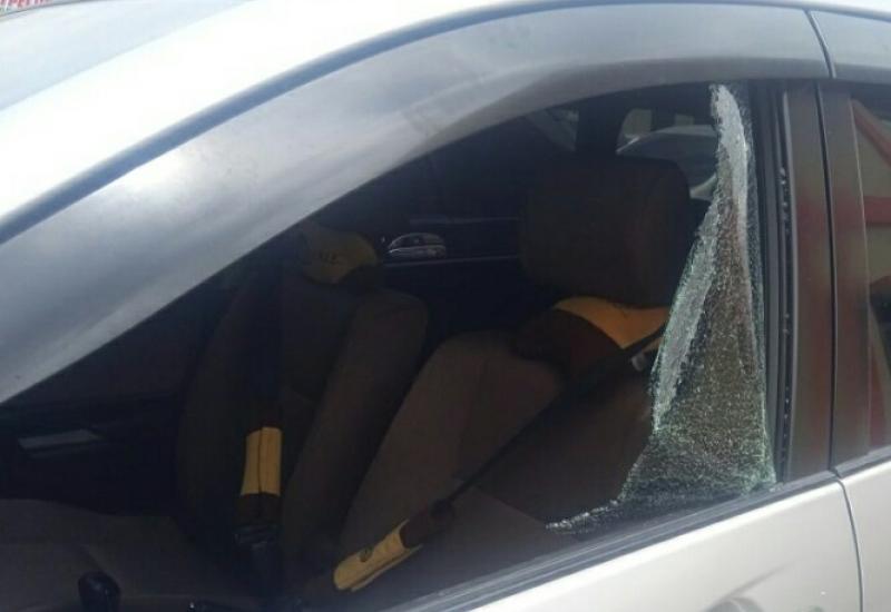 Siang Bolong, Aksi Maling Pecahkan Kaca Mobil Tertangkap Kamera CCTV