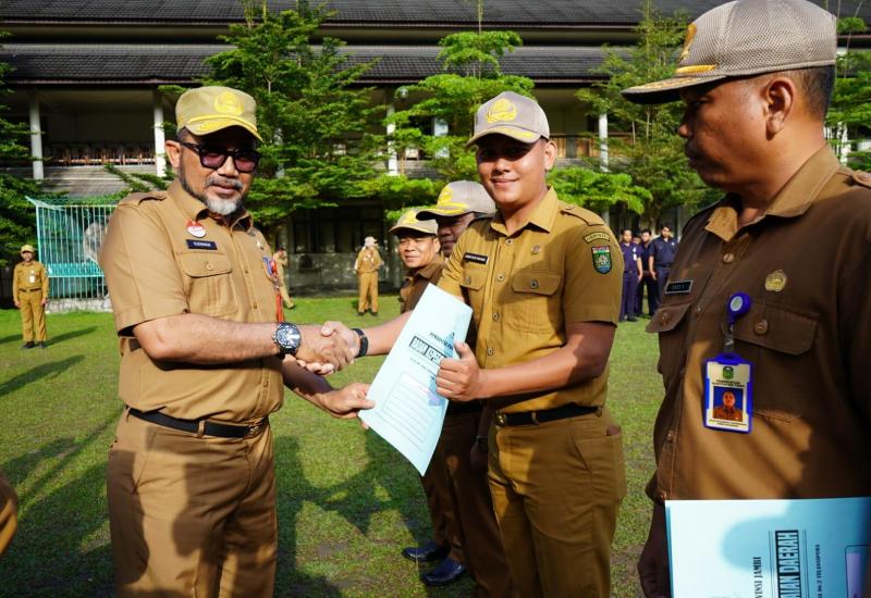 Serahkan SK Kenaikan Pangkat, Sekda: Harus Sejalan Dengan Peningkatan Kompetensi