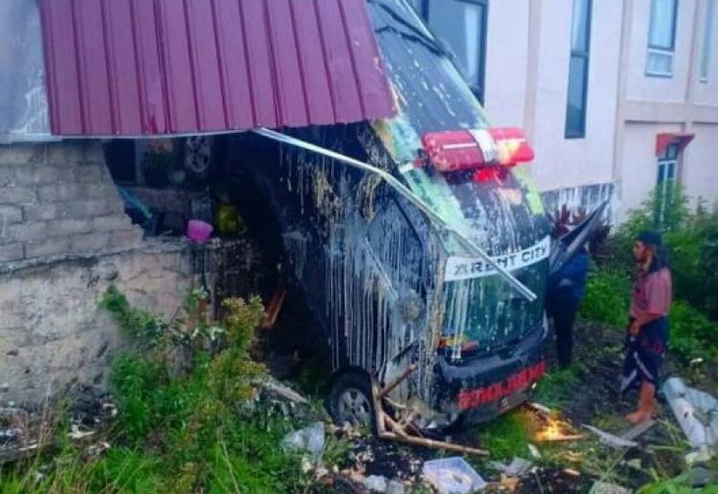 Mobil Ambulance Bawa Jenazah Alami Kecelakaan
