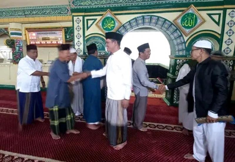 Wawako Antos Sholat Tarawih Di Masjid Agung Pondok Tinggi