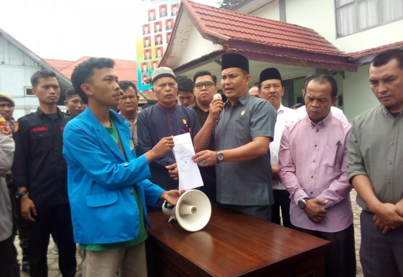 Yoshadi Wakil Ketua DPRD kota Sungai Penuh Saat Menerima Aspirasi Massa Demo