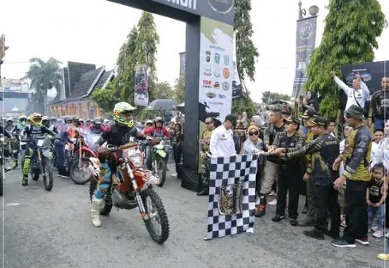 Pemkot Sungai Penuh Lepas Peserta Trail Community - Diza Glow Enduro dan Adventure Kota Sakti