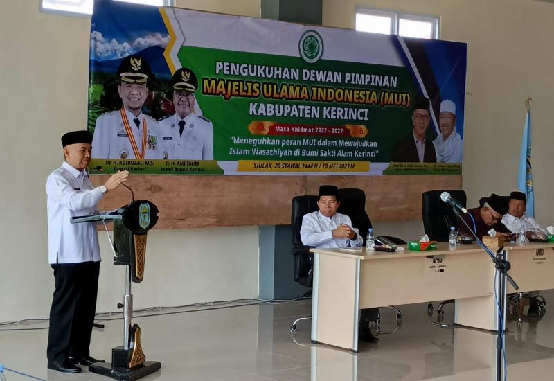 Bupati Kerinci Adirozal Hadiri Pengukuhan Pengurus MUI Kerinci 