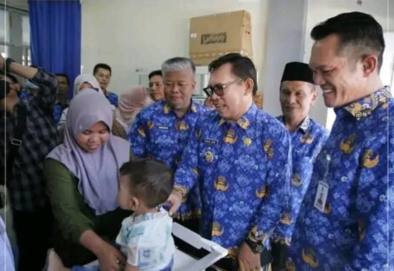 Wako Ahmadi  Dan Wawako Antos Tinjau Anak Yang Terindikasi Stunting