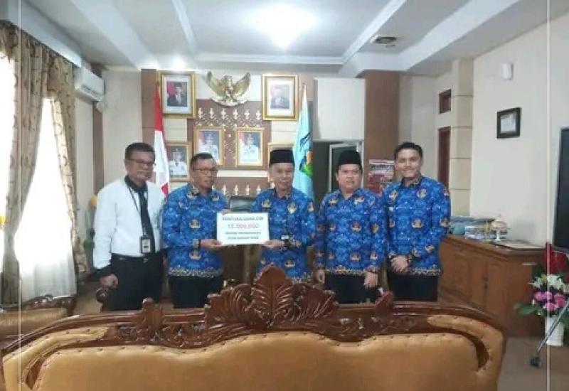 Wakili Walikota, Sekda Alpian Serahkan Bantuan Masjid  Annazhofah Desa Sungai Ning