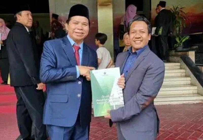 Rektor IAIN Kerinci Dr. H. Asa'ari, M.Ag Terima Penyerahan KMA Guru Besar Rumpun Ilmu Agama