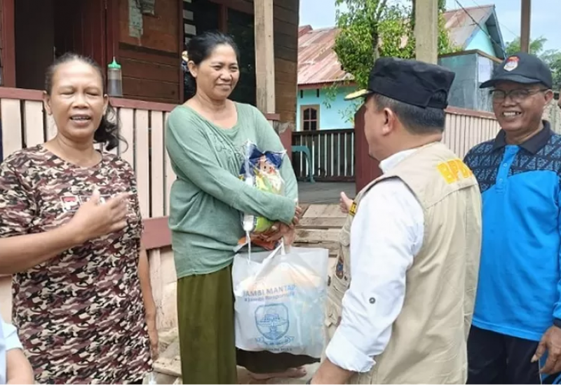 Gubernur Al Haris Salurkan Bantuan Kepada Warga Terdampak Banjir