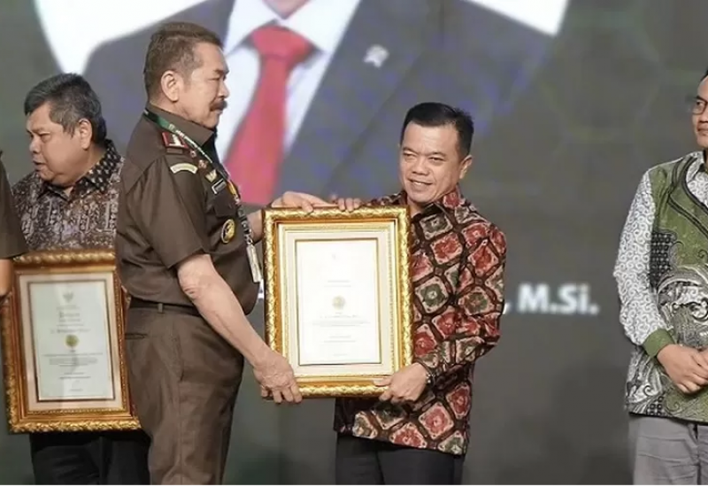 Gubernur Jambi Al Haris Terima Penghargaan R Soeprapto Award