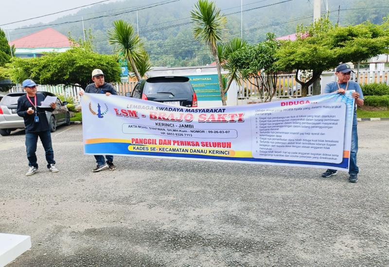 Aksi Damai, LSM Brajo Sakti Geruduk Kantor Kejari Sungai Penuh