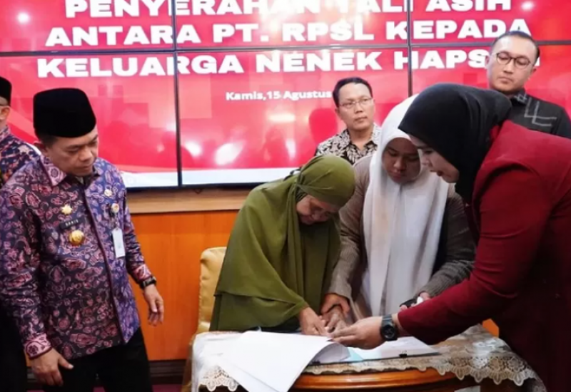 Gubernur Al Haris Fasilitasi Pemberian Tali Asih Kepada Keluarga Nenek Hapsah Dengan PT RPSL
