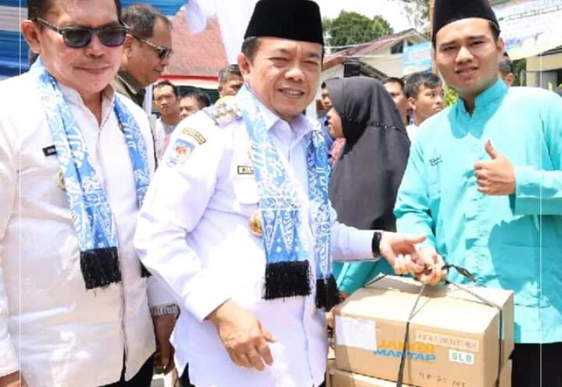 Wako Ahmadi Dampingi Gubernur AL Haris Serahkan Beasiswa Dumisake