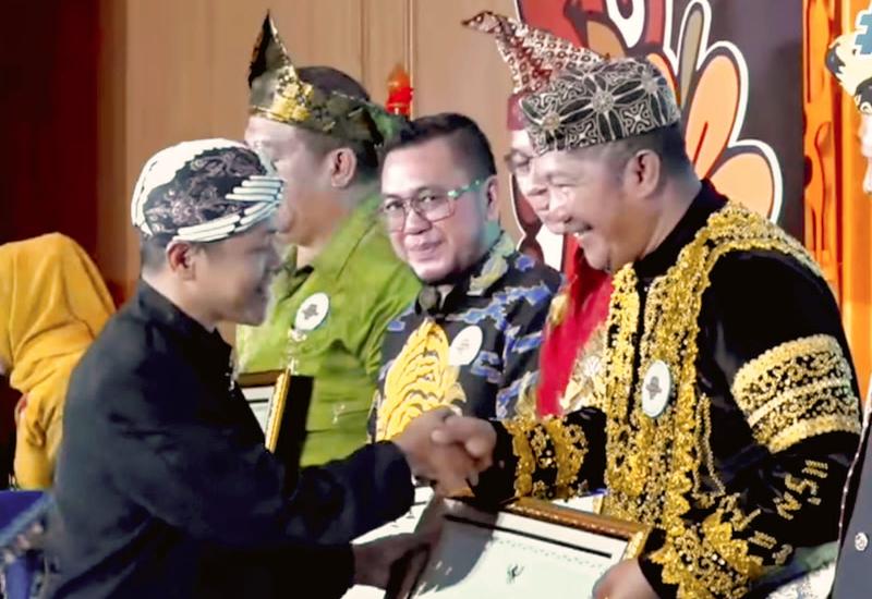 Festival Tunas Bahasa Ibu Nasional, Bupati Monadi Terima Penghargaan dari Menteri Pendidikan Dasar dan Menengah RI