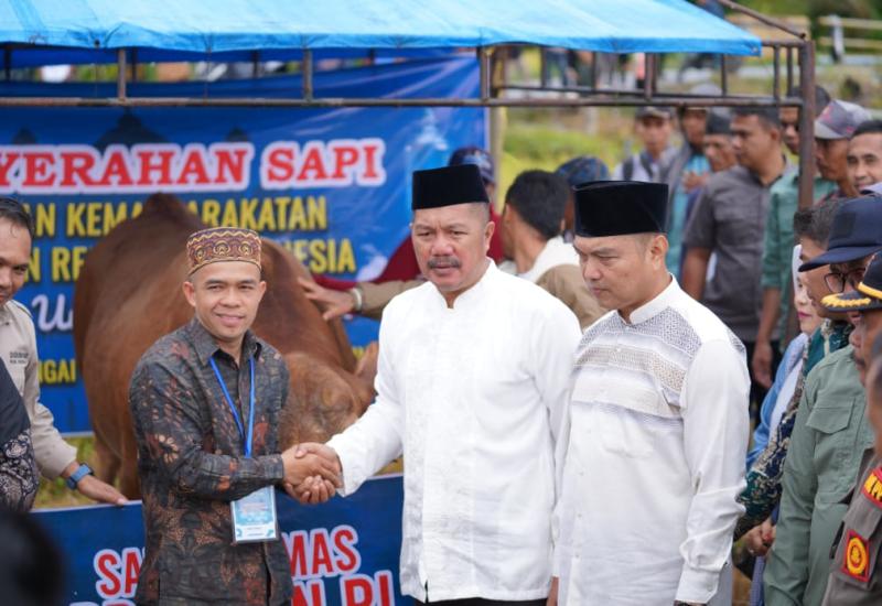 Sapi Kurban dari Presiden Prabowo Subianto diserahkan langsung Bupati Kerinci di Desa Sungai Gelampeh Sapi Kurban dari Presiden Prabowo Subianto diserahkan langsung Bupati Kerinci di Desa Sungai Gelampeh