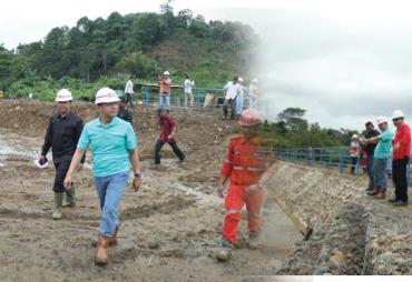 Plt Gubernur Rohidin Mersyah tinjau lokasi pembangunan jalan provinsi bersama Kadis PUPR Provinsi Bengkulu