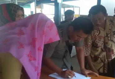Dinas Perindustrian dan Perdagangan (Disperindag) Kota Bengkulu bersama BPOM Provinsi Bengkulu saat melakukan Sidak, Senin, (14-08-2017)