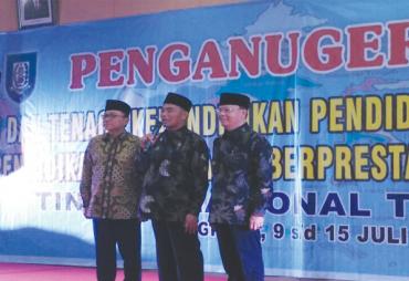 Mendikbud, Ketua MPR RI dan Plt Gubernur Bengkulu saat menyampaikan sambutan pada penutupan rangkaian kegiatan lomba GTK PAUD dan DIkmas, Jumat (14/7/2017)