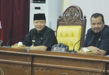 Plt Gubernur Bengkulu Rohidin Mersyah bersama Elvi Hamidi saat rapat paripurna, Senin (24/7/2017)