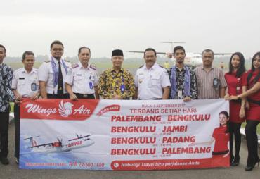 Plt Gubernur Rohidin Mersyah pada saat meresmikan penerbangan Wings Air Rute Palembang, Padang, Jambi di Bandara Fatmawati Soekarno, Selasa (5/09/2017)
