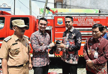 Gubernur Jambi, H.Zumi Zola Zulkifli menyerahkan bantuan satu unit kendaraan pemadam kebakaran (Damkar), dan dana 60 juta untuk sembilan kelurahan yang ada di Kecamatan Jambi Timur.