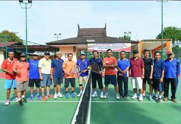 Plt Gubernur Jambi, Dr.Drs.H.Fachrori Umar, mengisi hari paginya dengan bermain tenis melawan Tim PT. Semen Padang di Lapangan Tenis Universitas Jambi (UNJA).