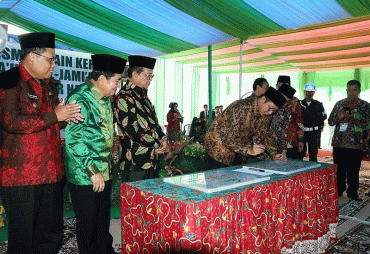 Penandatanganan peresmian perubahan STAIN Kerinci menjadi IAIN Kerinci oleh Menteri Agama Republik Indonesia Lukman Hakim Saipudin didampingi Plt Gubernur Jambi, Dr.Drs.H.Fachrori Umar, M.Hum dan Rektor IAIN Kerinci Dr.Yesonapis.