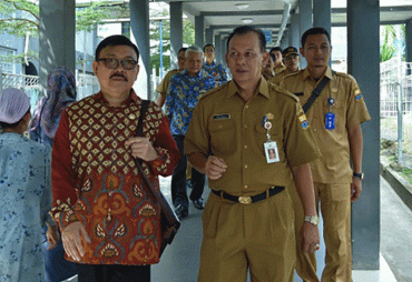 Sekda Provinsi Jambi, M.Dianto mendampingi Ketua Tim Komisi II DPR RI, Nihayatul Wafiroh dalam kunjungan kerjanya ke Jambi dalam rangka Pengawasan Penyelenggaraan Pelayanan Publik di Provinsi Jambi, Senin (23/7).