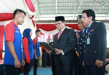 Plt Gubernur Jambi Fachrori Umar secara simbolis menyerahkan remisi kepada perwakilan warga binaan pemasyarakatan Lembaga Pemasyarakatan di Lapas Kelas II A Jambi, Jumat (17/08/2018).