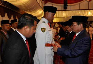 Plt Gubernur Jambi, Fachrori Umar pada saat mengukuhkan 54 anggota Paskibraka Provinsi Jambi, Rabu malam (15/08/2018).