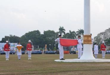 Upacara Penurunan Duplikat Bendera Pusaka dalam rangka Memperingati Ulang Tahun ke-73 Republik Indonesia Tingkat Provinsi Jambi yang dilaksanakan di Lapangan Depan Kantor Gubernur Jambi, Jumat (17/08/2018).