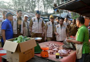 Tim Satuan Tugas (Satgas) Pangan Provinsi Jambi melakukan peninjauan harga beberapa kebutuhan pokok menjelang Hari Raya Idul Adha 1439 H Tahun 2018 di Pasar Tradisonal Angso Duo Jambi, Senin (20/08/2018).