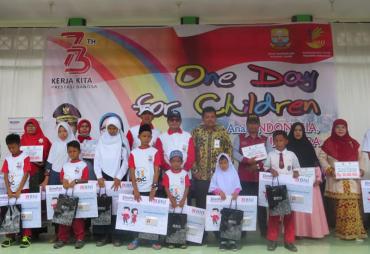 Plt Gubernur Jambi, Dr.Drs.H.Fachrori Umar pada saat membuka acara One Day for Children di Taman Kongkow samping SMPN 25 Kota Jambi, Senin (20/08/2018).