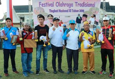 Penutupan Festival Olahraga Tradisional Tingkat Nasional XI Tahun 2018, bertempat di Lapangan Depan Kantor Gubernur Jambi, Telanaipura, Kota Jambi, Minggu (08/07/2018).