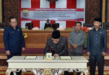 Rapat Paripurna DPDR Provinsi Jambi dalam rangka Pengambilan Keputusan Dewan terhadap Ranperda Pertanggungjawaban Pelaksanaan APBD Tahun 2017, Jumat (27/07/2018).