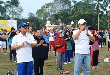 Plt. Gubernur Jambi, H.Fachrori Umar didampingi Sekda M.Dianto melaksanakan Senam Poco-Poco Bersama Masyarakat Jambi di Lapangan Depan Kantor Gubernur Jambi, Minggu (05/08/2018).