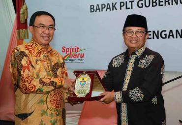 Plt Gubernur Jambi, Fachrori Umar (Kanan) memberikan cinderamata kepada Bupati Indragiri Hilir, M.Wardan (Kiri). (Foto:humas pemprov Jambi/Adi)