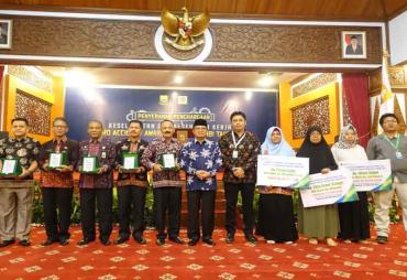 Penyerahkan penghargaan keselamatan kerja (Zero Accident Award) Provinsi Jambi Tahun 2018, kepada masing-masing perwakilan dari 56 perusahan yang berada di Provinsi Jambi dan memberikan santunan jaminan kecelakaan kerja dari BPJS ketenagakerjaan.